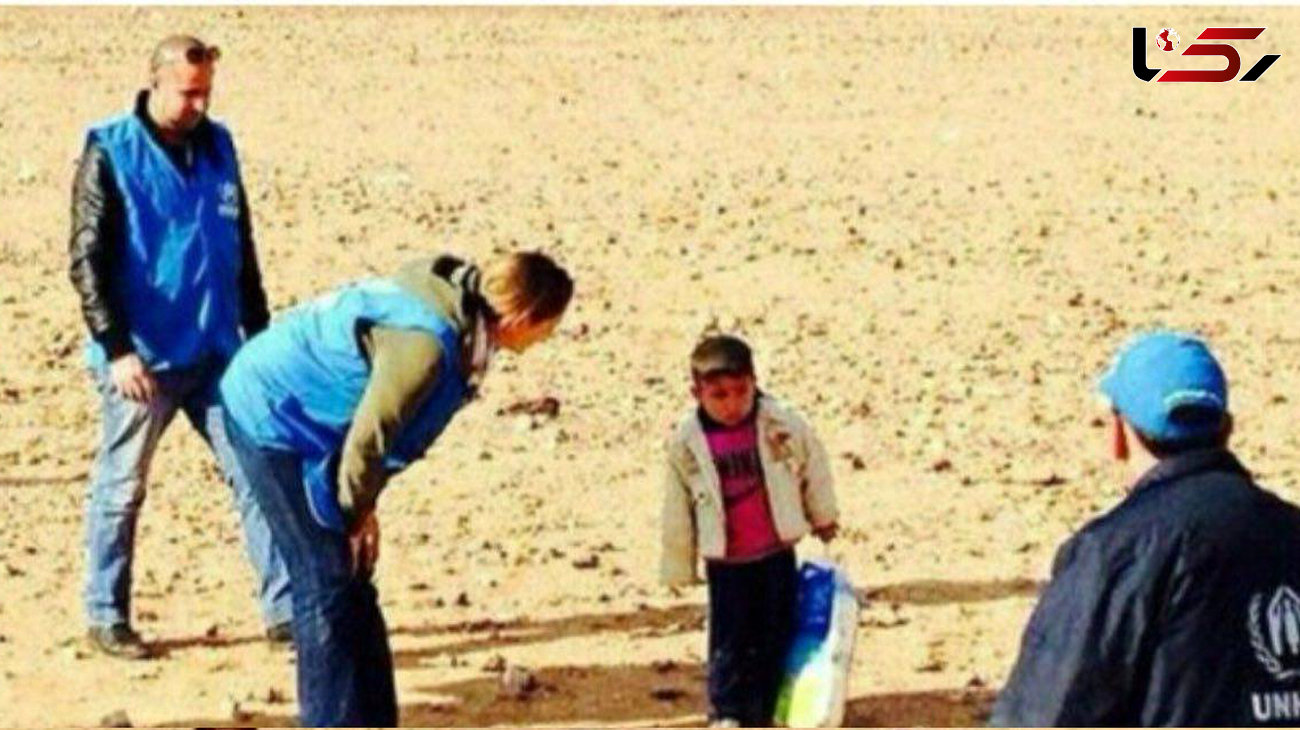 عکسی که اشک همه را در آورد / کودک ٤ ساله سوری با لباس مادر مرده اش به تنهایی در حال مهاجرت بود!