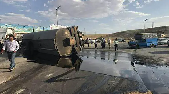 واژگونی هولناک تانکر حامل گازوئیل در جاده نائین 