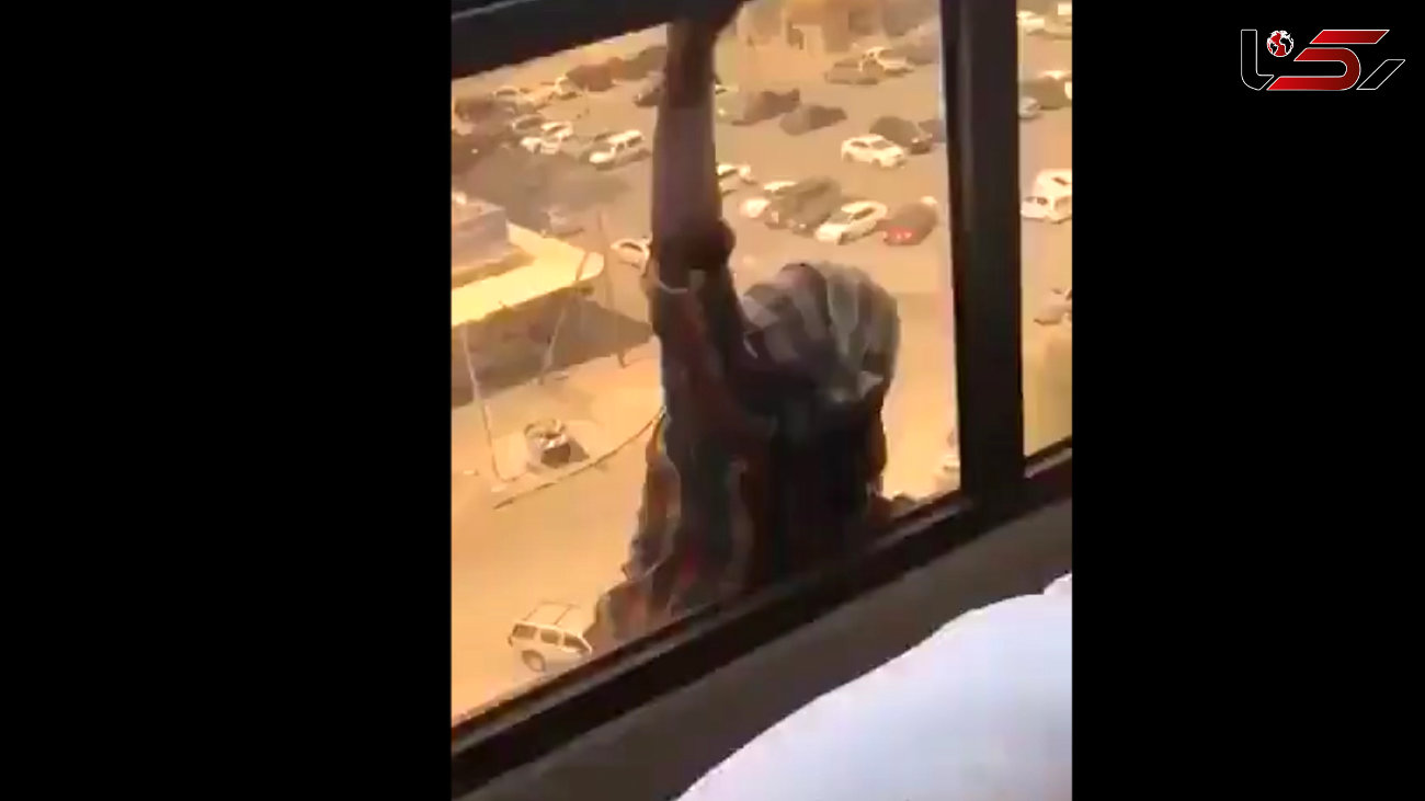 فیلمبرداری از افتادن یک زن از طبقه هفتم دردسر ساز شد / فیلمبردار در حالی می توانست کمک کند اقدام به تصویر برداری کرد+فیلم لحظه سقوط