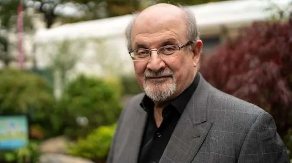 اولین عکس  از سلمان رشدی ۶ ماه پس از ترور  / ظاهر شیطانی نویسنده مرتد آیات شیطانی