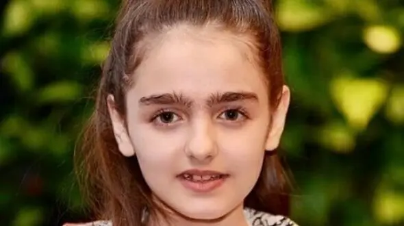 نگاهی به استایل عروسکی و شیک نیوشا علیپور، موموی سریال «بچه مهندس» در آغوش مریلا زارعی/ پرنسس دیزنی‌لند برازندشه