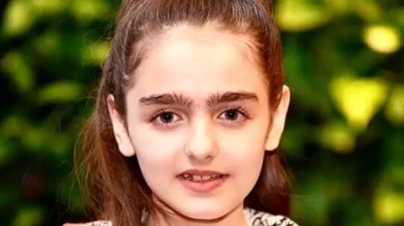 نگاهی به استایل عروسکی و شیک نیوشا علیپور، موموی سریال «بچه مهندس» در آغوش مریلا زارعی/ پرنسس دیزنی‌لند برازندشه