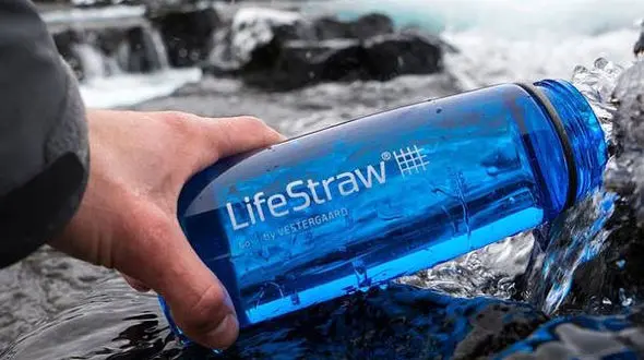 بطری هایی که آب را در لحظه نوشیدن تصفیه می کند 