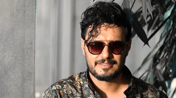 عکس زننده و بی شرمانه جواد عزتی در پارتی مختلط / آقای بازیگر از خود بی خود شد!