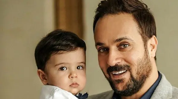 مینی کیک ساده و خوشمزه مونا فائزپور برای تولد 4 سالگی پسرش/تزئین زیبا با شمع و توت فرنگی+فیلم