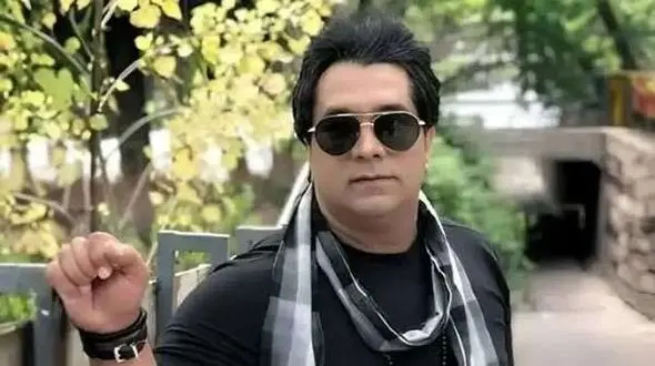 تصاویر تلخ از مزار «امید جهان» در کنار پدرش «محمود جهان»؛ غمی که با هیچ آهنگ بوشهری آرام نمی‌گیرد / خانه ابدی خالقان شادی