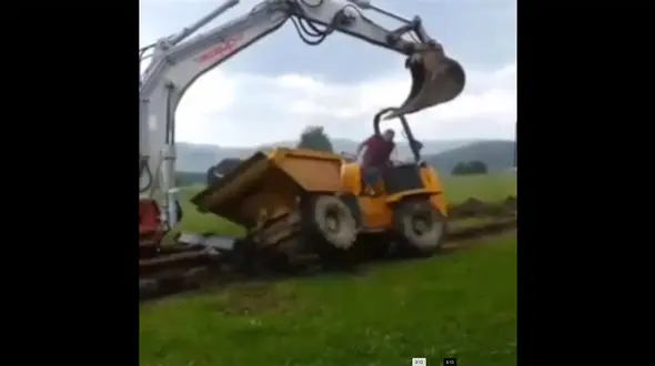 ببینید/ خطای فاجعه‌بار / له شدن کامیون زیر صخره سنگ به خاطر اشتباه راننده بیل مکانیکی + فیلم