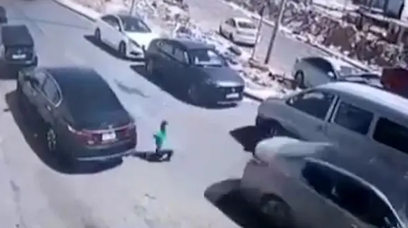 این کودک یک ثانیه تا مرگ فاصله داشت !+ فیلم