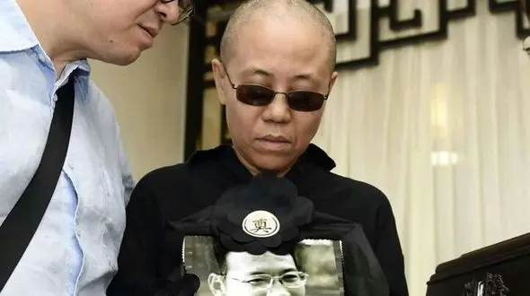 درخواست نویسندگان برای پایان حبس خانگی شاعر مشهور +عکس