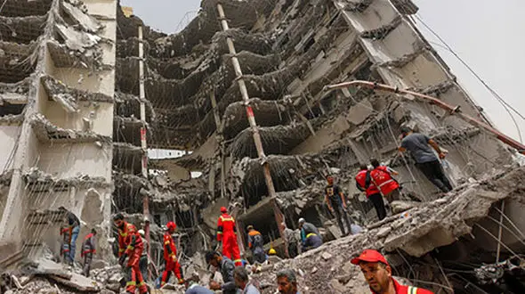 فیلم عزاداری دردآور زنان و مردان آبادانی برای قربانیان متروپل 