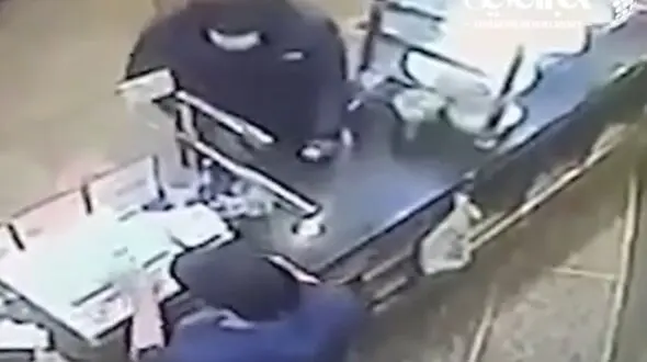 ببینید /  لحظه هولناک دفاع یک پسر ۱۴ ساله از مادرش مقابل سارق / شلیک از فاصله نزدیک به صورت!