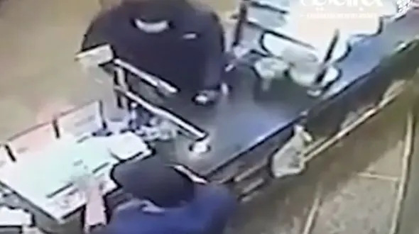 ببینید /  لحظه هولناک دفاع یک پسر ۱۴ ساله از مادرش مقابل سارق / شلیک از فاصله نزدیک به صورت!