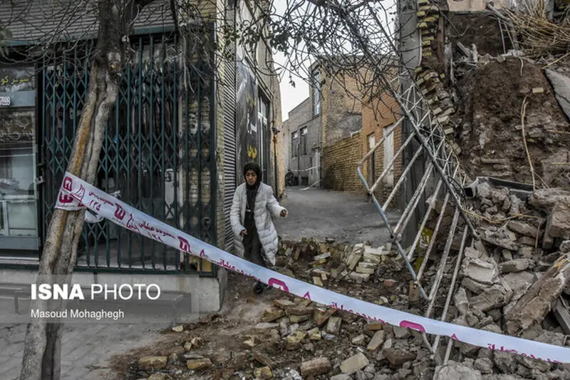 ریزش یک ساختمان تجاری قدیمی در سمنان 