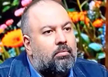 فیلم خاطره علی اوجی بعد از سکته پدرش/ سر مزارش نمیروم/تا زمانی که زنده بود روزی 48 بار بهش غذا میدادم!