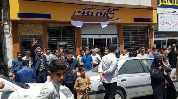 مالباختگان موسسه ‌کاسپین اموال موسسه را در زاهدان به آتش کشیدند+عکس 