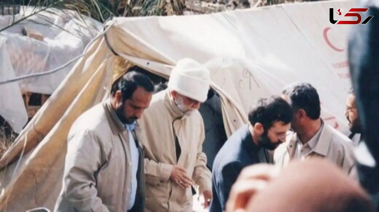 فیلم / حضور بدون اطلاع قبلی رهبری انقلاب و پسرشان با لباسی متفاوت برای آگاهی از وضعیت مردم و نان خشک خوردن ایشان