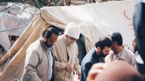 فیلم / حضور بدون اطلاع قبلی رهبری انقلاب و پسرشان با لباسی متفاوت برای آگاهی از وضعیت مردم و نان خشک خوردن ایشان