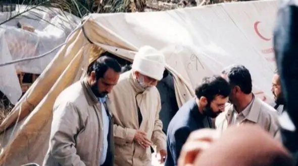 فیلم / حضور بدون اطلاع قبلی رهبری انقلاب و پسرشان با لباسی متفاوت برای آگاهی از وضعیت مردم و نان خشک خوردن ایشان