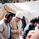 فیلم / حضور بدون اطلاع قبلی رهبری انقلاب و پسرشان با لباسی متفاوت برای آگاهی از وضعیت مردم و نان خشک خوردن ایشان