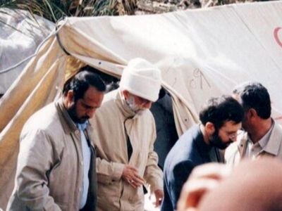 فیلم / حضور بدون اطلاع قبلی رهبری انقلاب و پسرشان با لباسی متفاوت برای آگاهی از وضعیت مردم و نان خشک خوردن ایشان