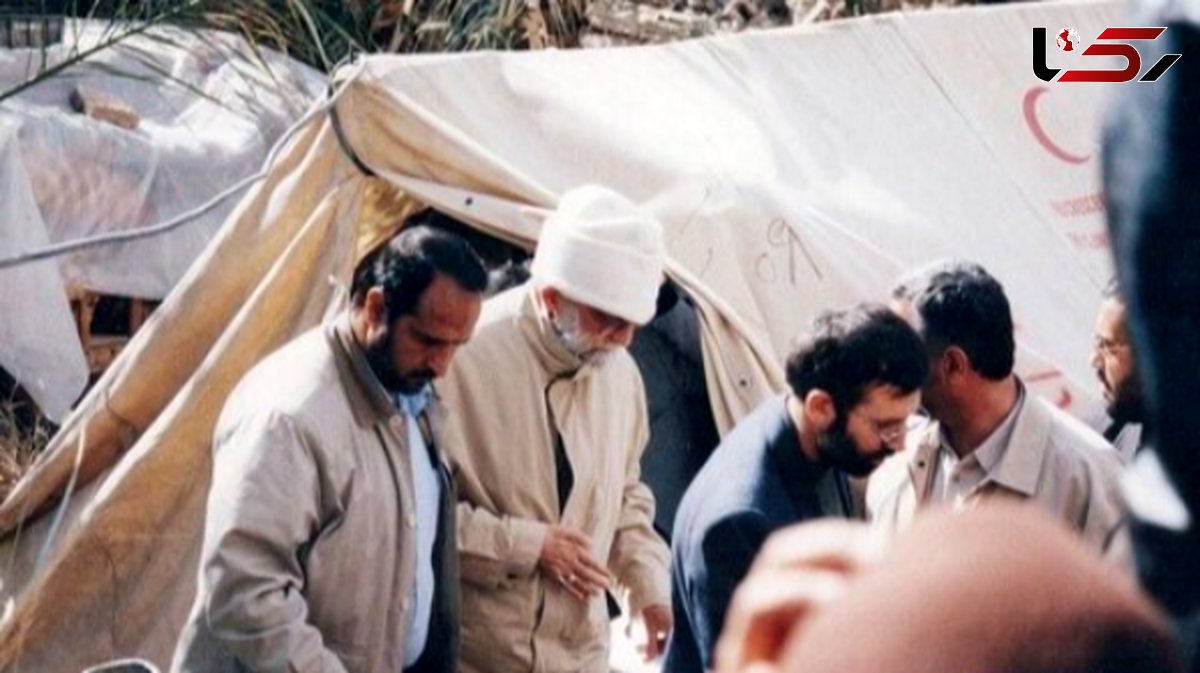 فیلم / حضور بدون اطلاع قبلی رهبری انقلاب و پسرشان با لباسی متفاوت برای آگاهی از وضعیت مردم و نان خشک خوردن ایشان