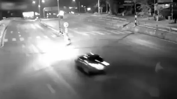 تصادف عجیب  و وحشتناک موتورسوار / او در هوا معلق ماند! + فیلم