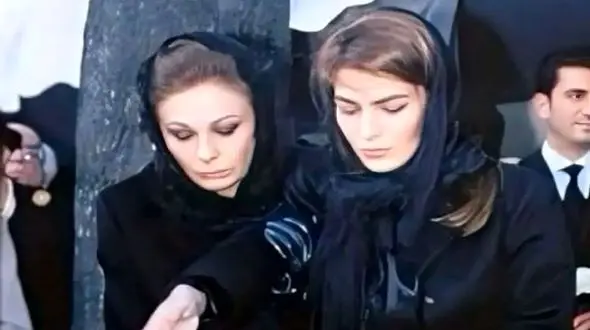 سفر در زمان/  فرح دیبا با ظاهری ژولیده سرمزار لیلا پهلوی/ سال 1387