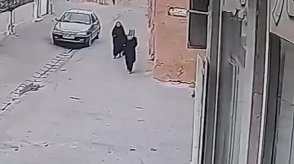 زنده به گور شدن زن یزدی در فرو ریختن ناگهانی دیوار + فیلم 