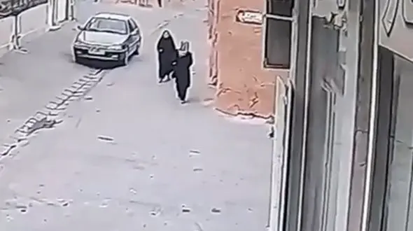 زنده به گور شدن زن یزدی در فرو ریختن ناگهانی دیوار + فیلم 