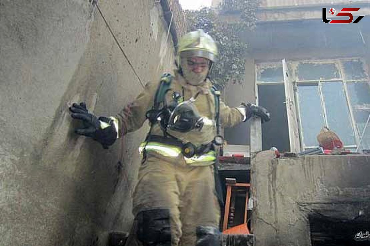 نجات مردی در آتش سوزی منزل قدیمی +عکس