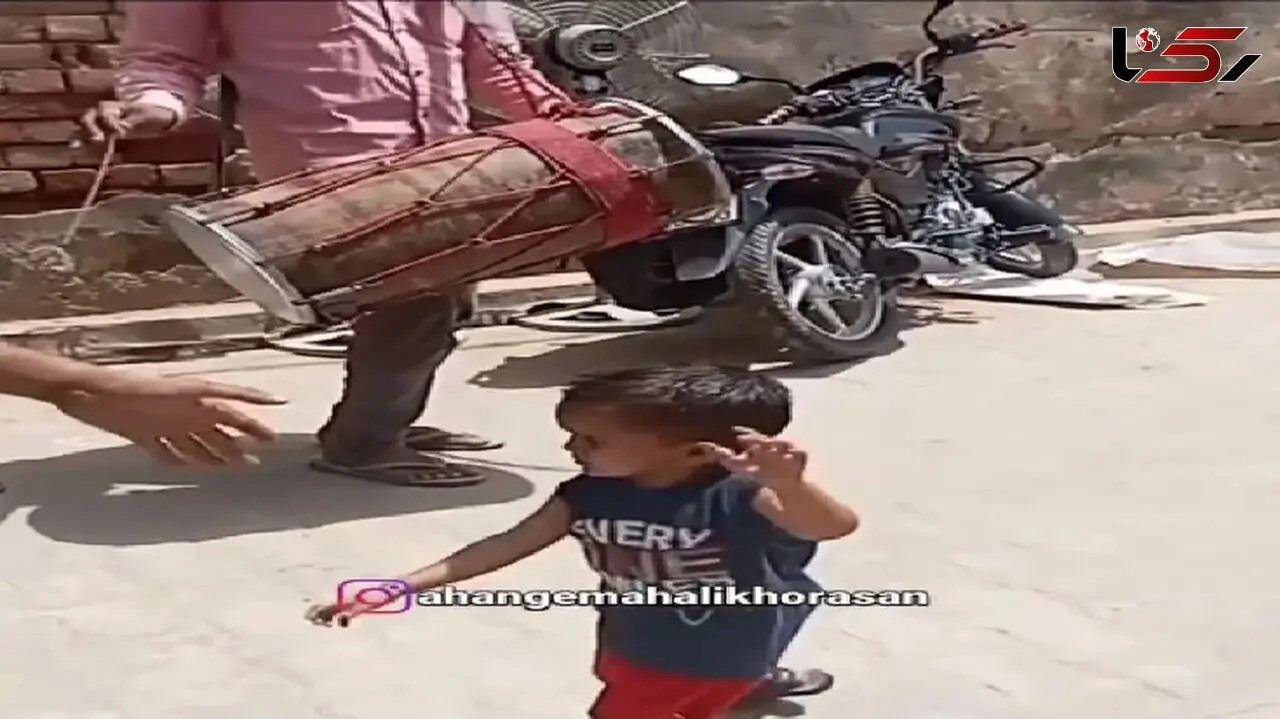 فیلم رقص بچه کوچیک وسط خیابون / دوره گردا وایسادن براش آهنگ میزنن!