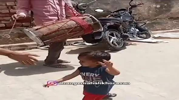 فیلم رقص بچه کوچیک وسط خیابون / دوره گردا وایسادن براش آهنگ میزنن!