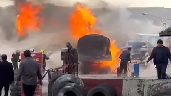 فیلم لحظه خاموش کردن آتش انفجار در پمپ بنزین تبریز / تریلی حامل سوخت در کانون انفجار