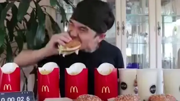 مرد چشم بادامی رکورد خوردن همبرگر را شکست + فیلم و عکس