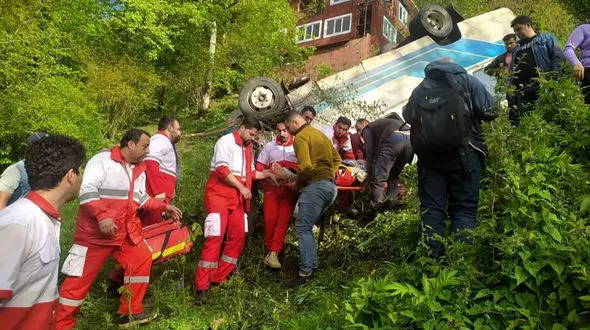 مصدومیت 17 نفر در واژگونی مینی‌بوس در گیلان