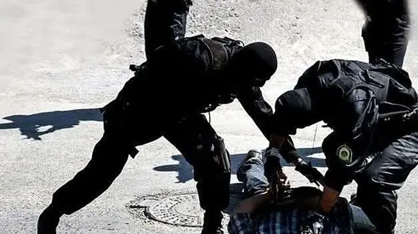 پسر جوان مادرش را گروگان گرفت / در اصفهان رخ داد + فیلم عملیات رهایی گروگان