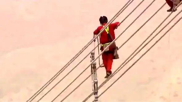 بندبازی خطرناک روی کابل‌های برق فشار قوی + فیلم و عکس