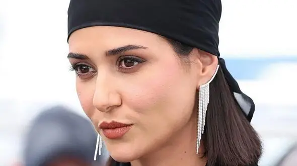 فیلم آواز باشکوه ؛ پریناز ایزدیار با آهنگ گریه کن همایون شجریان درخشید ! / دامن شب زیر باران گریه کن !