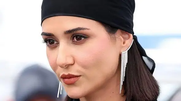 فیلم آواز باشکوه ؛ پریناز ایزدیار با آهنگ گریه کن همایون شجریان درخشید ! / دامن شب زیر باران گریه کن !