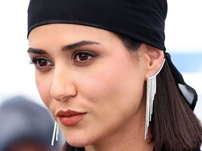 فیلم / مگه خوشگل تر از چشمای پریناز ایزدیار هم داریم ! /  واکنش عکاس ها در فرانسه : عینک دودی نزن چشات قشنگه !