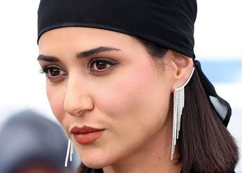 فیلم / مگه خوشگل تر از چشمای پریناز ایزدیار هم داریم ! /  واکنش عکاس ها در فرانسه : عینک دودی نزن چشات قشنگه !