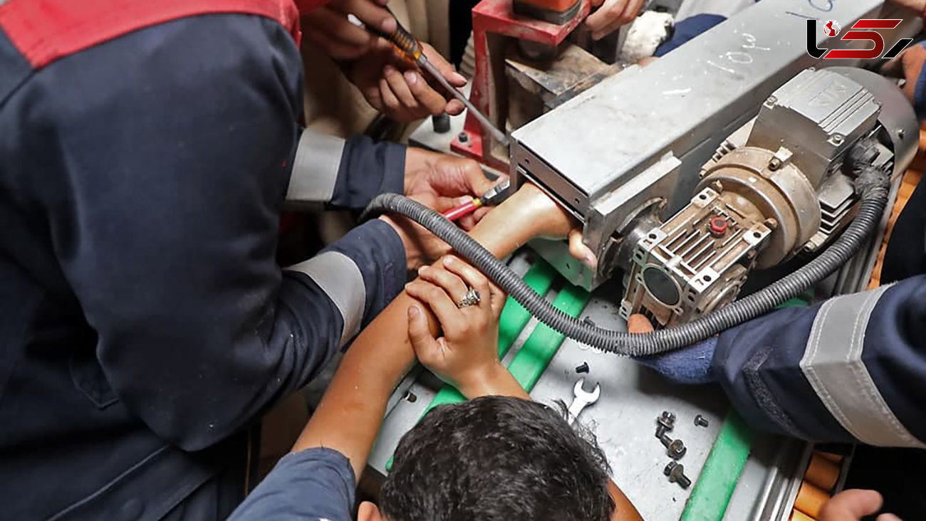 عکس های عملیات سخت برای رهاسازی دست نوجوان مشهدی از دستگاه صنعتی