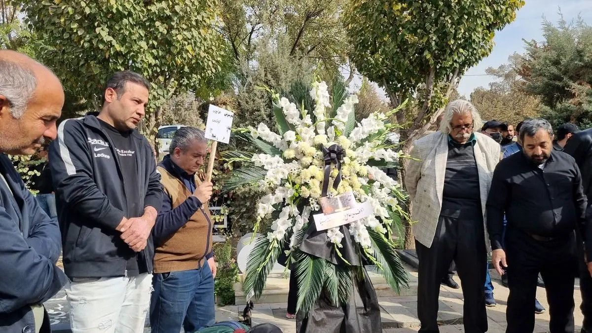 رفتار تاسفبار بازیگران این روزها / فقط استوری ؟! / حضور تعداد اندکی از بازیگران در مراسم خاکسپاری همایون ارشادی / از مصطفی زمانی، فرهاد آئیش، لیلا بلوکات تا حسن پورشیرازی و...