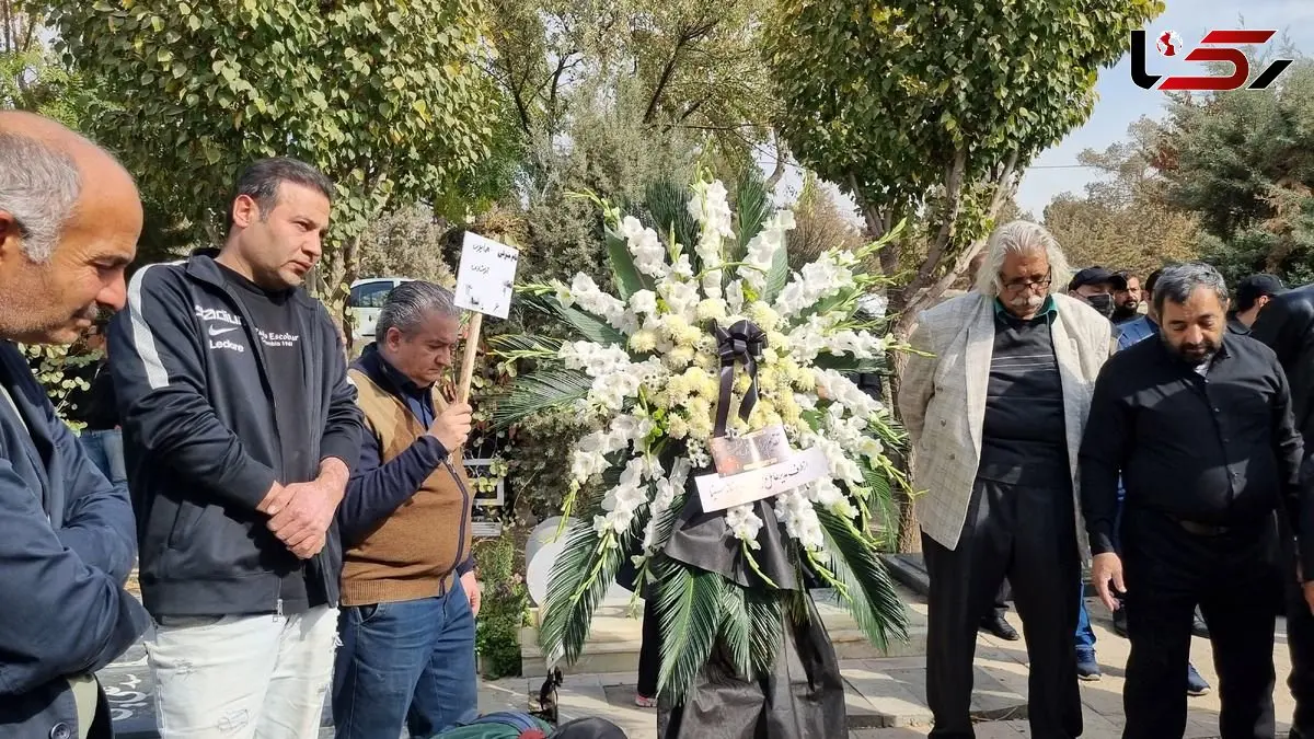 فیلم / رفتار تاسفبار بازیگران این روزها / فقط استوری ؟! / حضور تعداد اندکی از بازیگران در مراسم خاکسپاری همایون ارشادی / از مصطفی زمانی، فرهاد آئیش، لیلا بلوکات تا حسن پورشیرازی و...