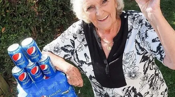این خانم 64 سال است روزی چهار قوطی نوشابه می‌نوشد 