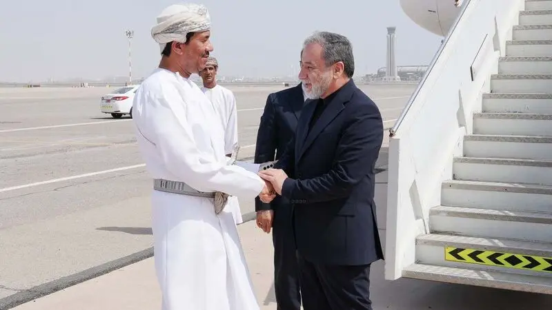 عراقچی با استقبال مقامات عمانی وارد مسقط شد