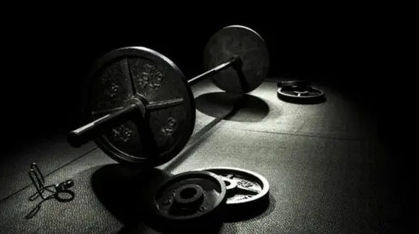 ببینید / لحظه هولناک سقوط وزنه چند صد کیلویی روی گلوی ورزشکار + فیلم