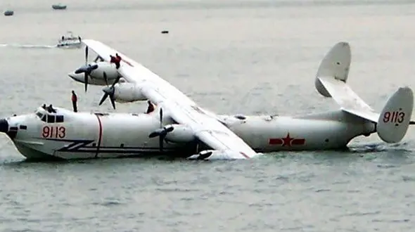 ناپدید شدن 10 زن و مرد در سقوط هواپیمای آب نشین / جسد یک نفر پیدا شد