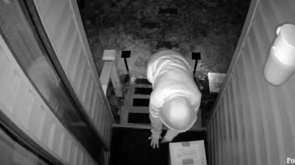 فرار یک دزد پس از برق گرفتگی عجیب + فیلم