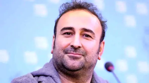 نگاهی به خونه زندگی لوکس و دلباز مهران احمدی، شکیب سریال آوای باران/ چیدمانی زیبا با مبل مشکی کلاسیک+عکس